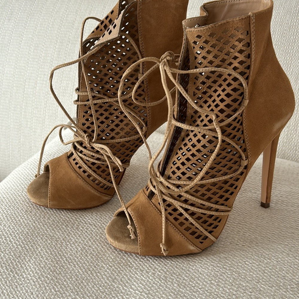 NWOT Steve Madden Maddye laser cut peep toe heel Booties Size 7.5